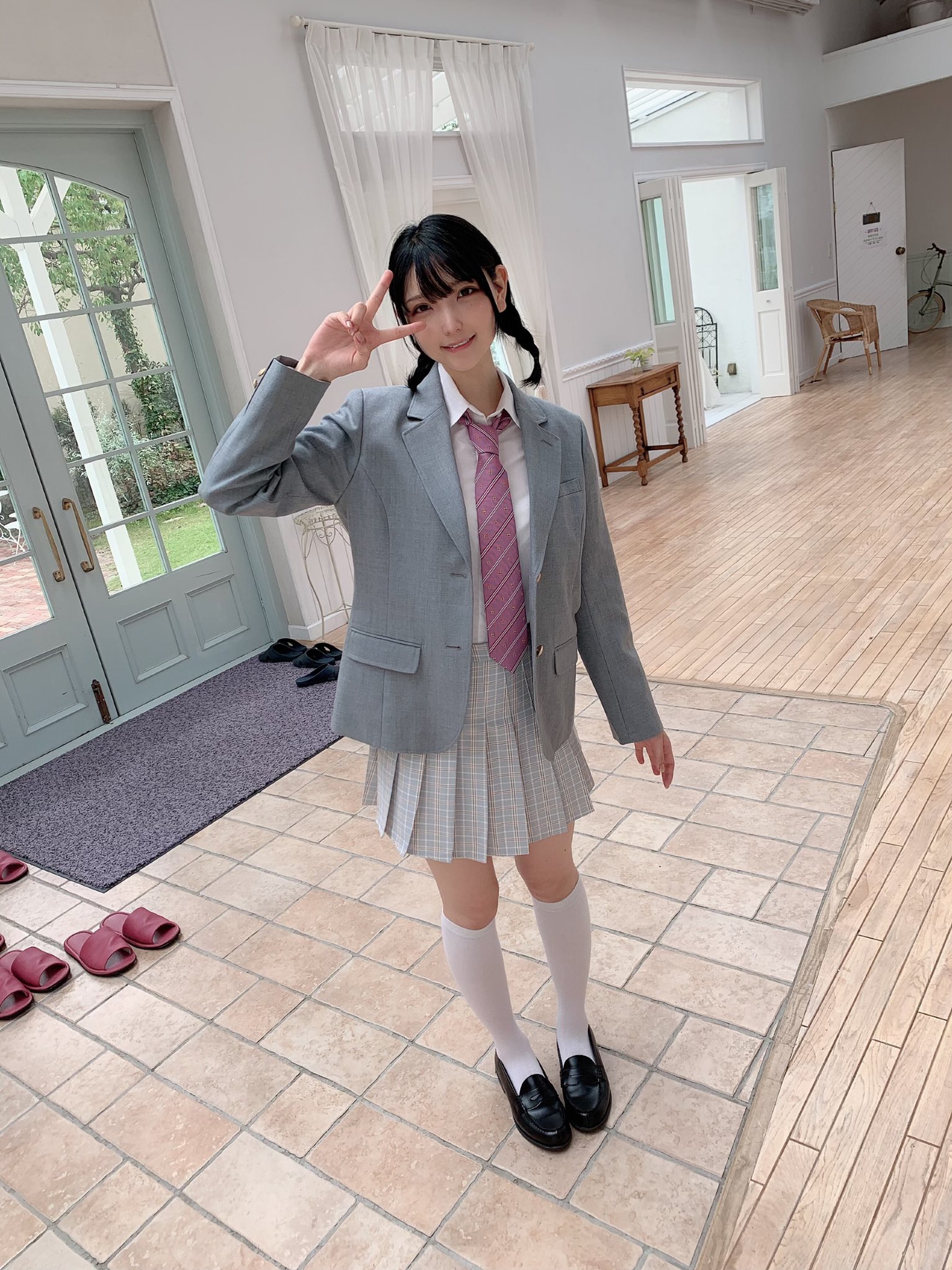 enako 1